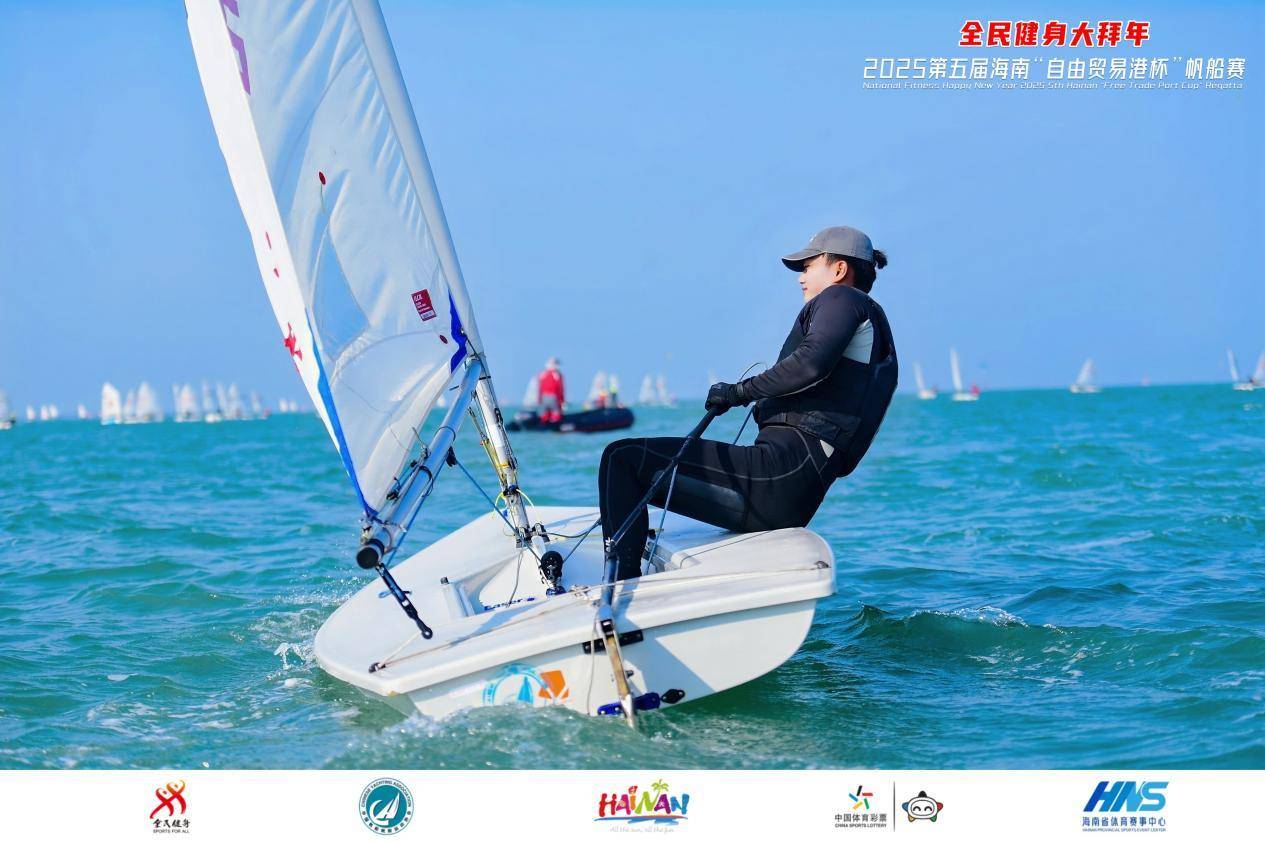 海南海帆队在场上奋力拼搏，为胜利努力的简单介绍