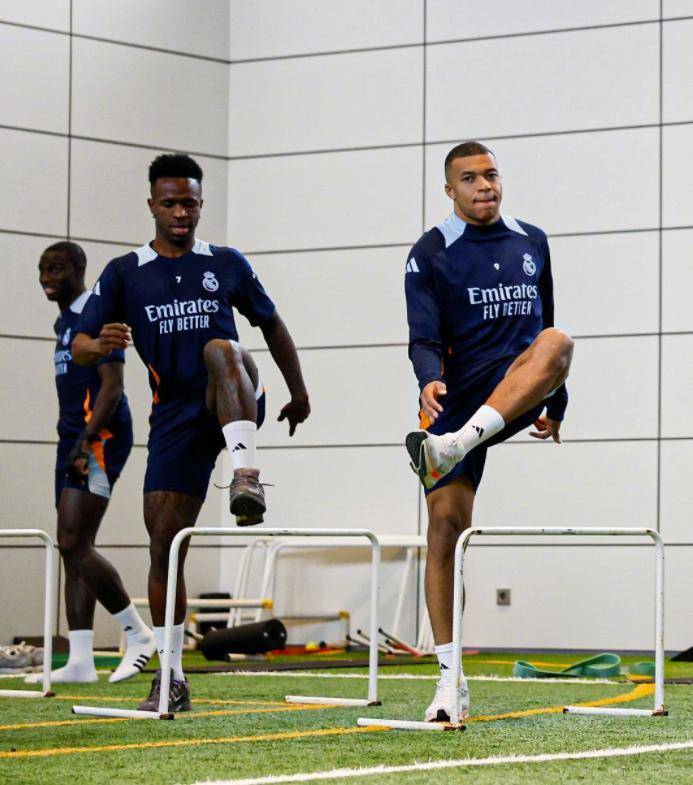 包含欧洲赛场上的双雄对决引发球迷对话热议的词条