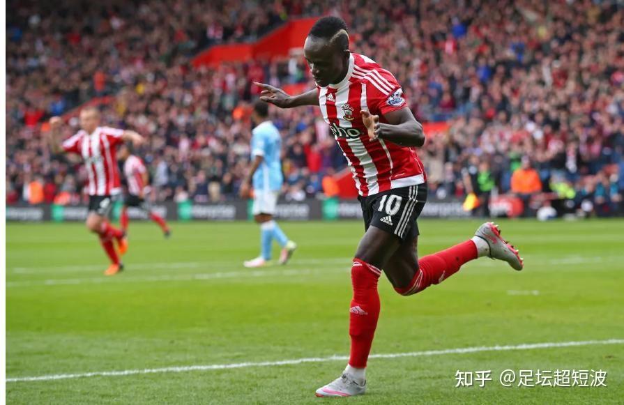 王牌前锋在比赛中踢进帽子戏法，展现绝佳状态