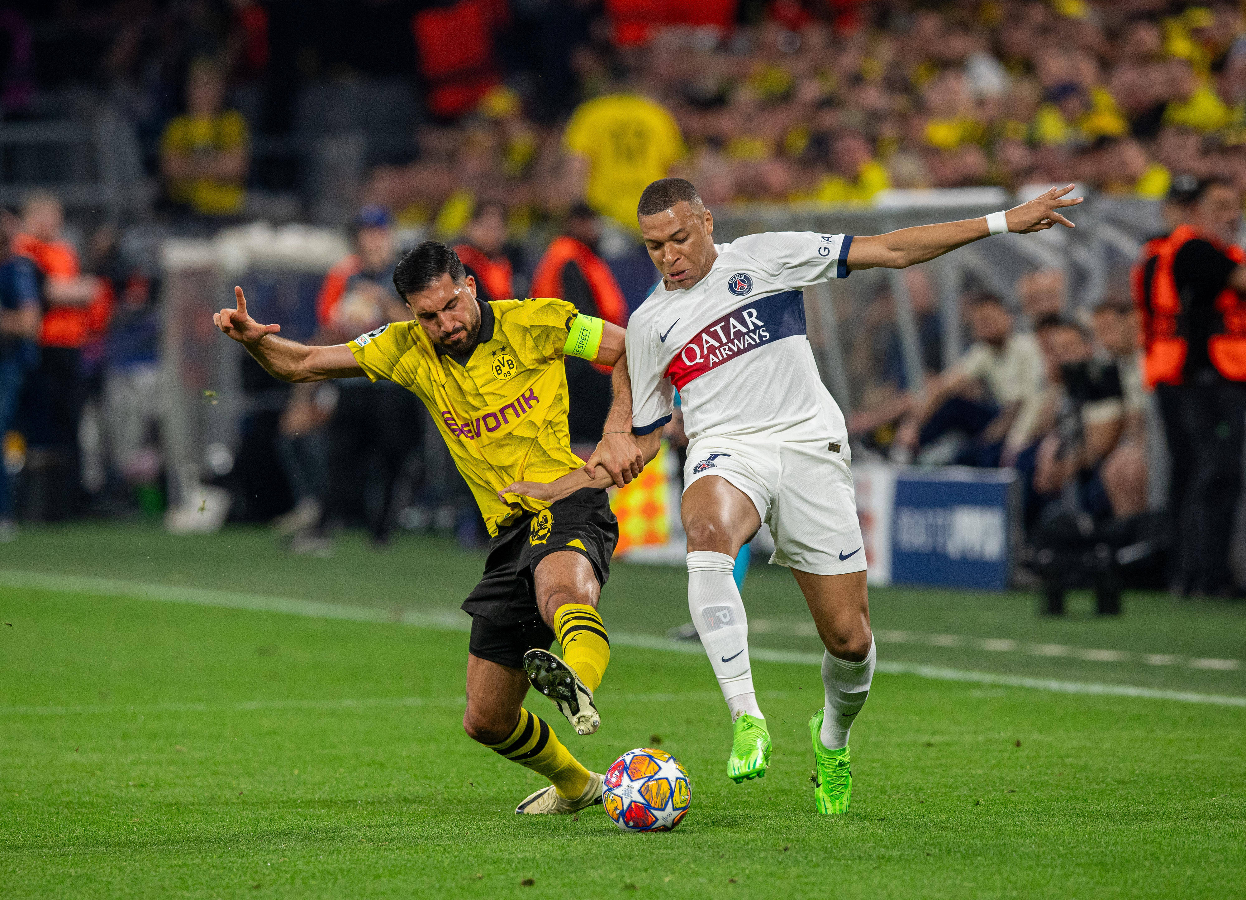 足球战况激烈,球员展现出色技艺 足球战况激烈,球员展现出色技艺