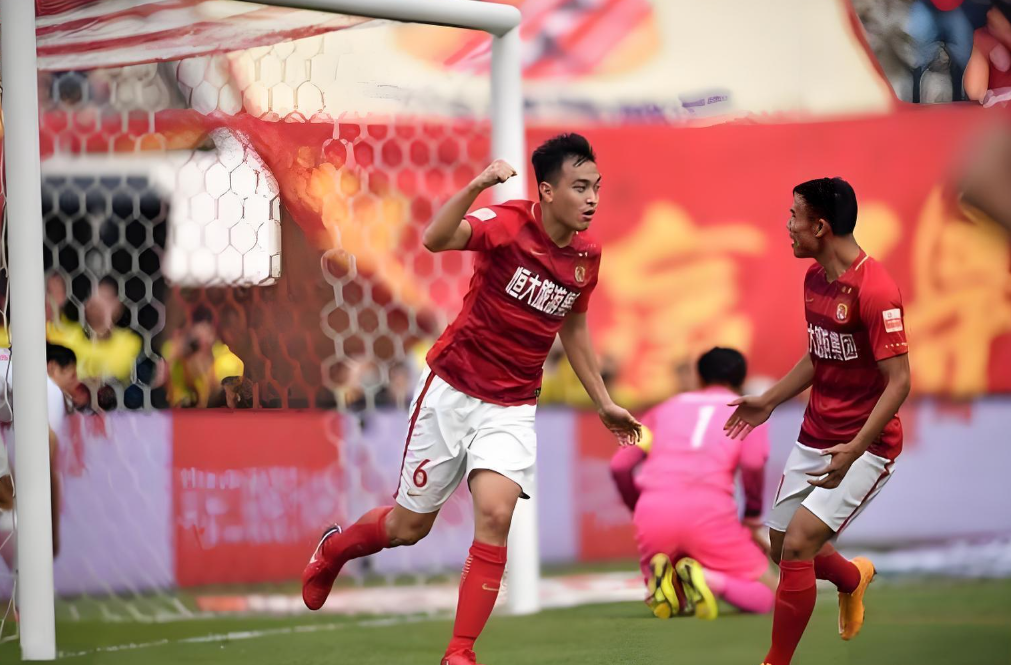 恒大外援助球队获胜，赛后巨大掌声