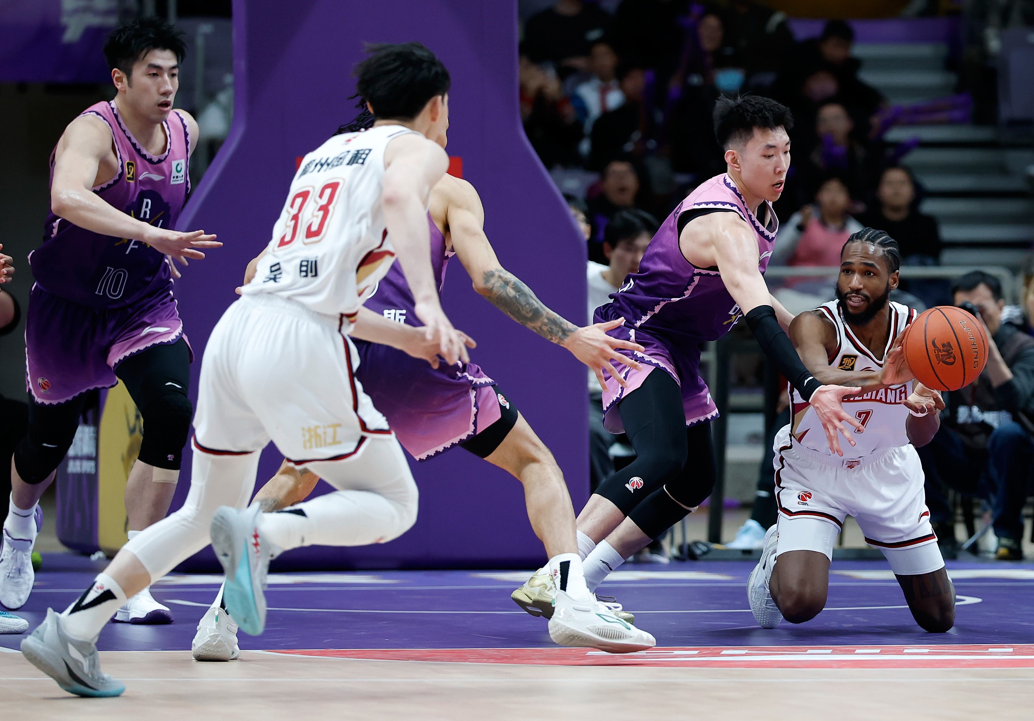 关于中国篮球联赛迎来最新一轮激烈比拼，球队实力排名有所变动的信息