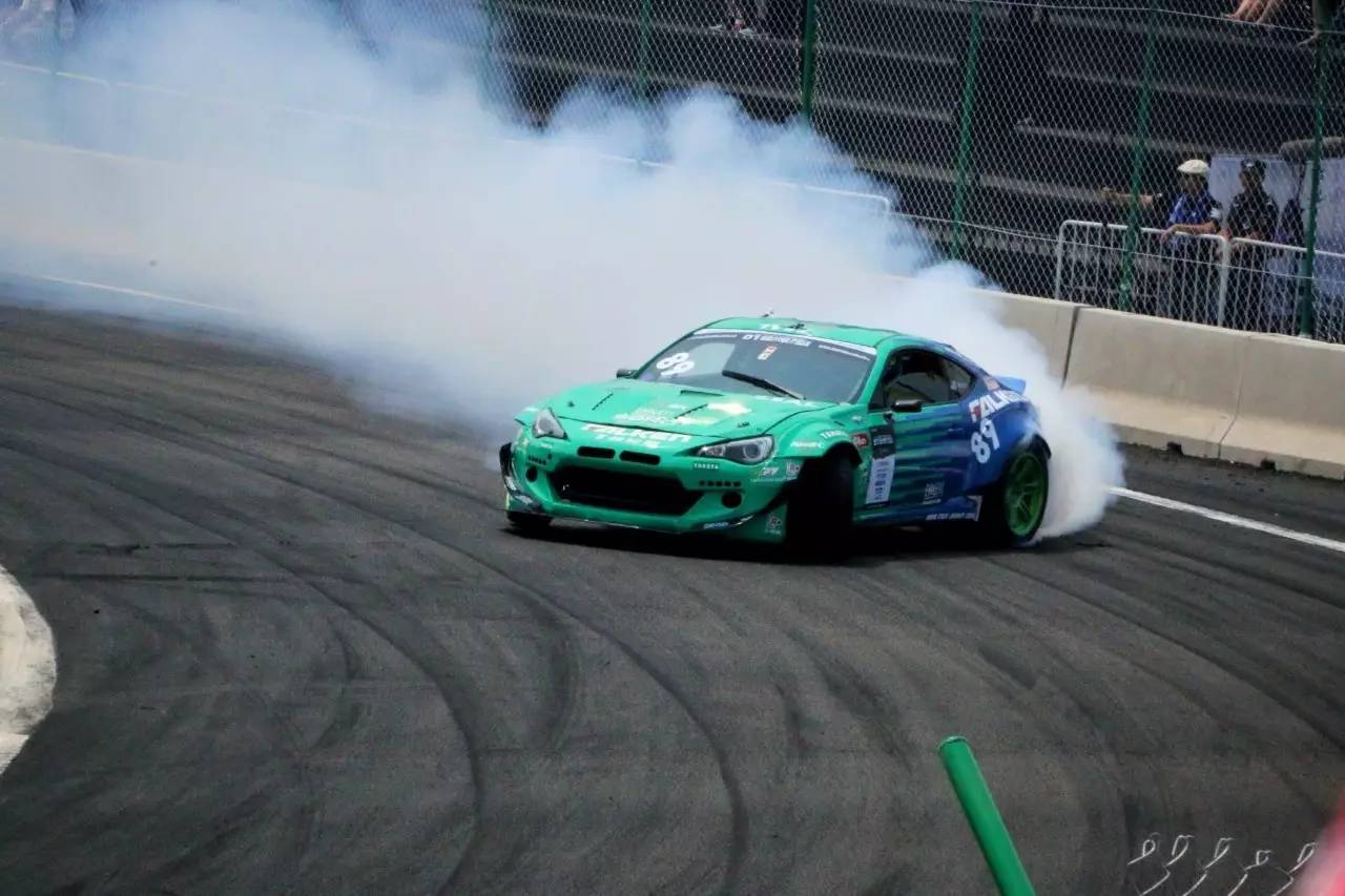 球场上激情弥漫，对抗硝烟四起的简单介绍