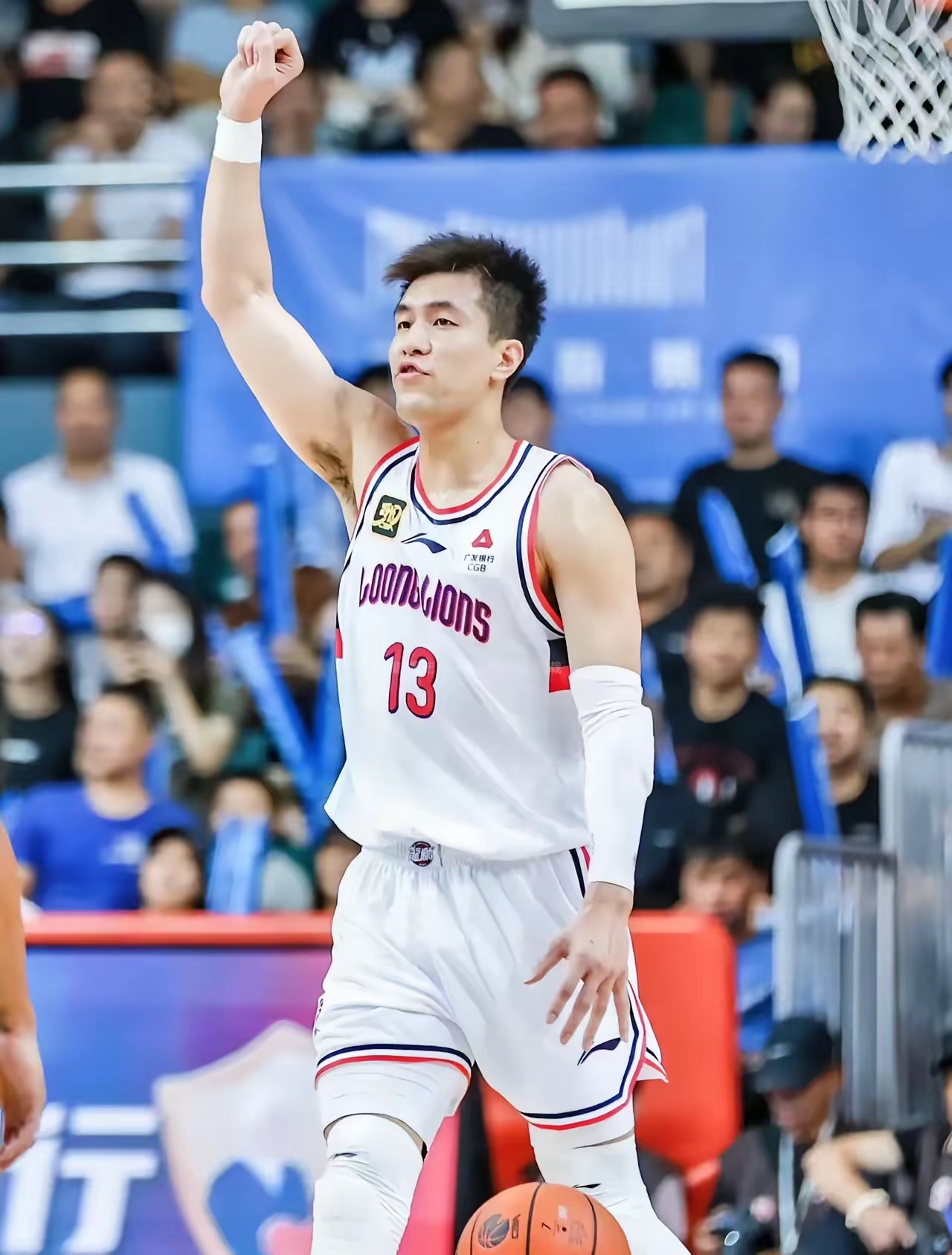 球员们在球场上展现着超凡的技艺和拼搏精神