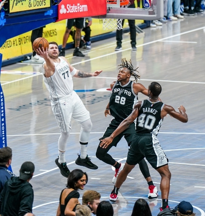 包含独行侠主场大胜马刺，登顶西部第一！的词条