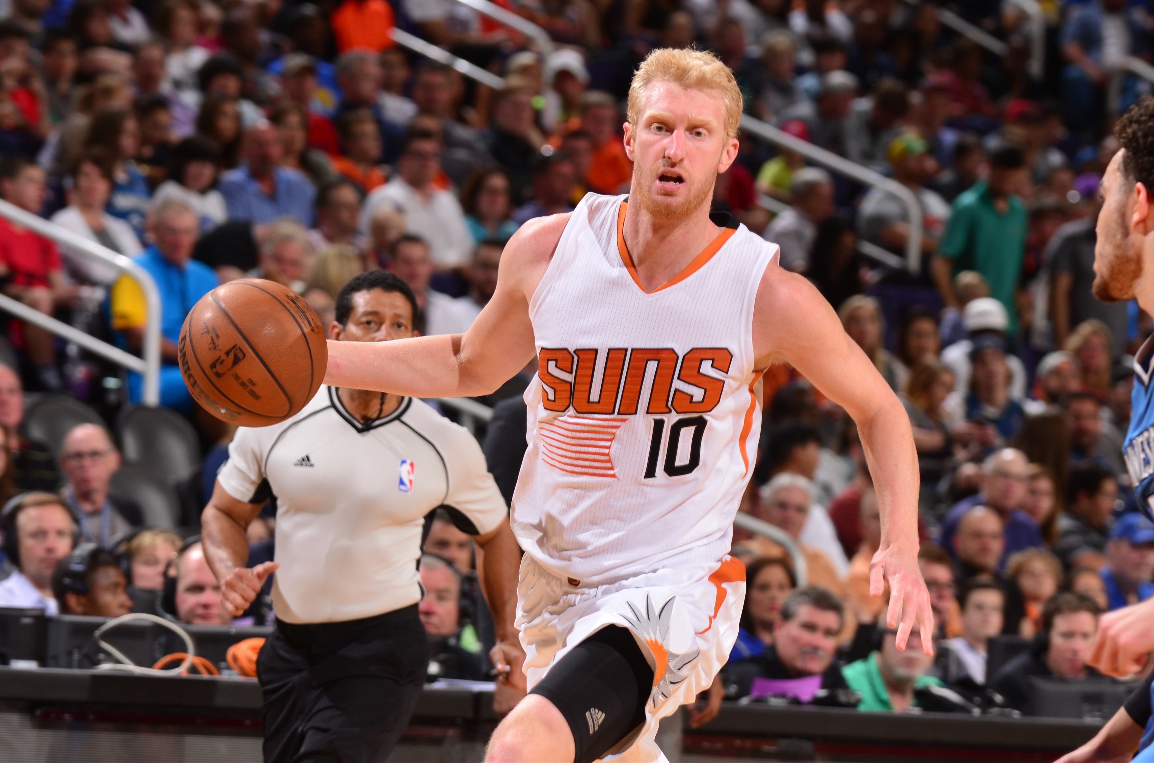 球员们在世界各地展现篮球技艺