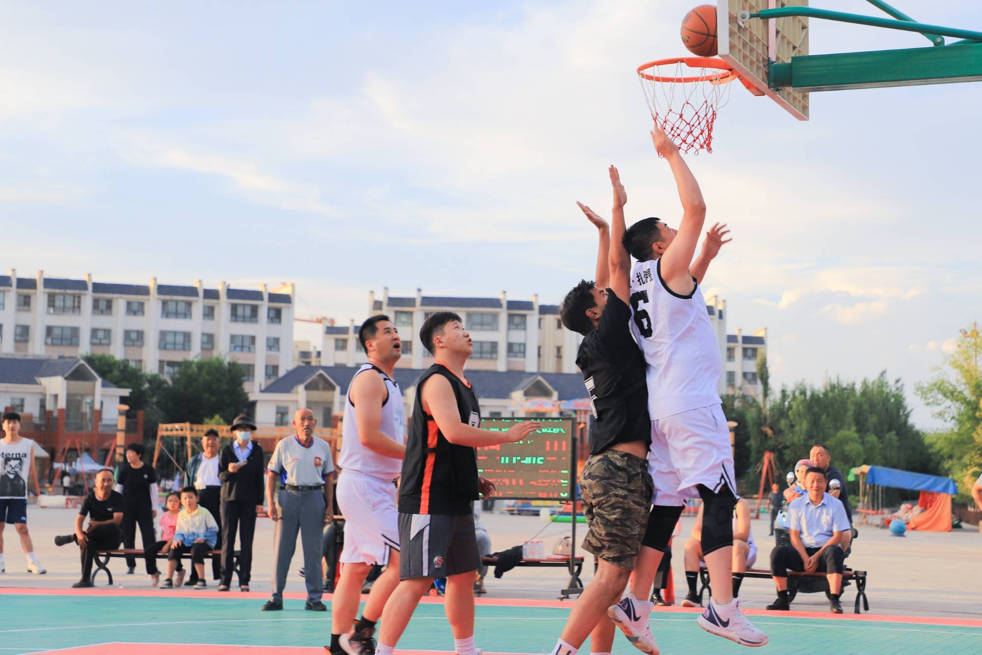 球员们在世界各地展现篮球技艺