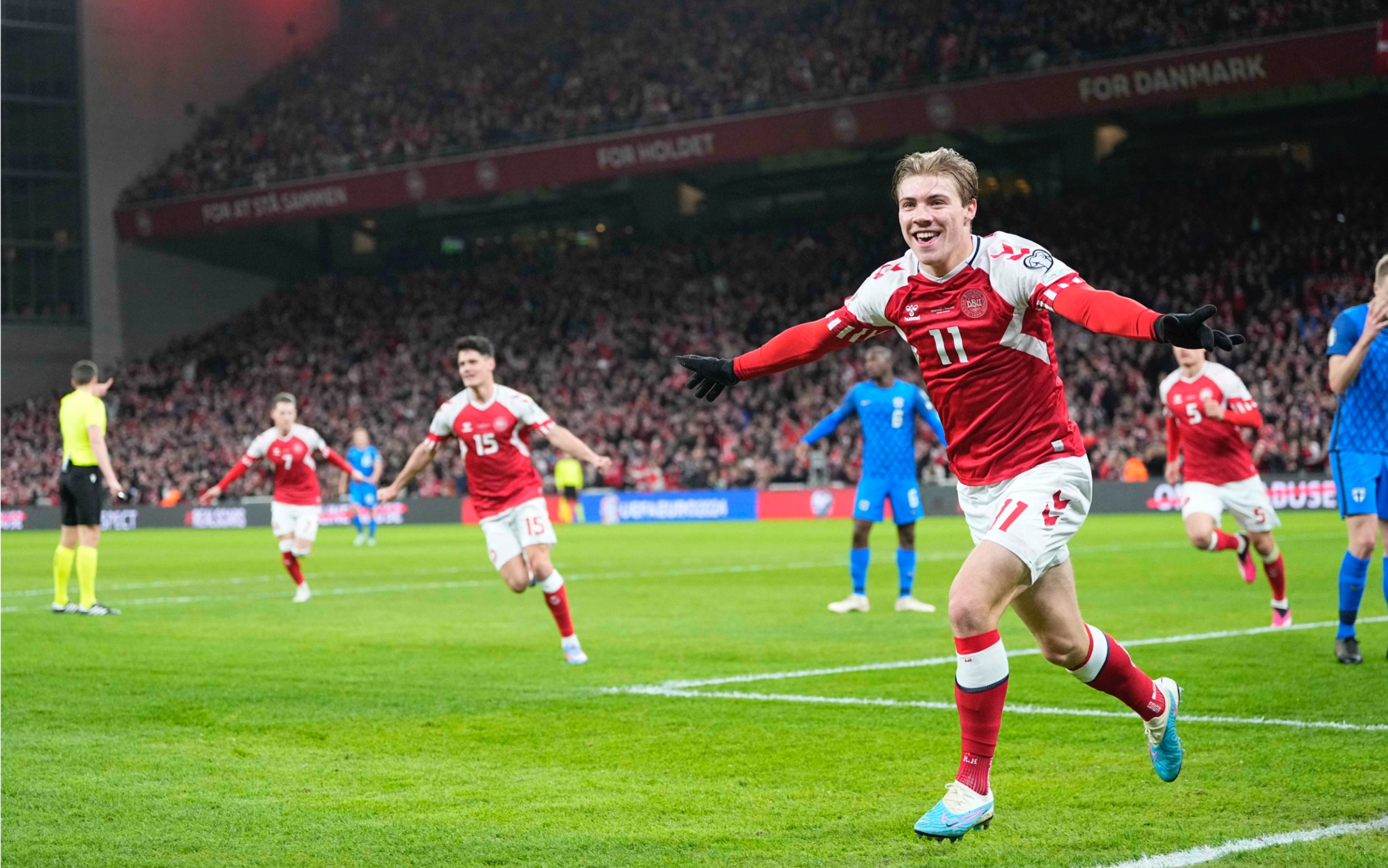 包含欧预赛战火升腾，各队争夺晋级权益激烈的词条