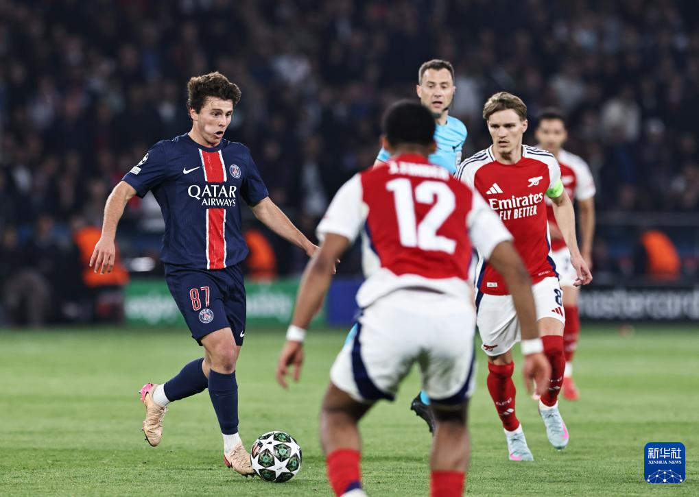 巴黎举行足球比赛,火箭表现激烈 巴黎举行足球比赛,火箭表现激烈