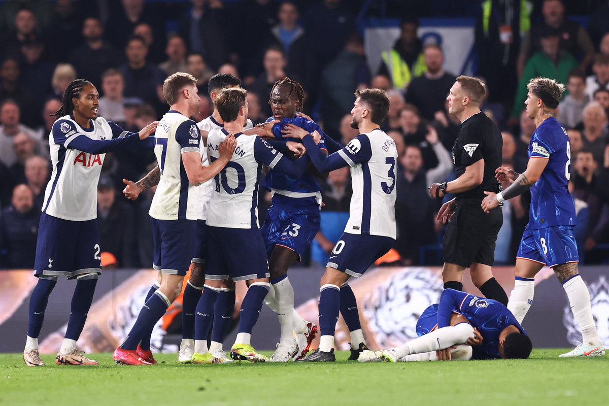 汉堡前锋连场进球，助球队攻破对手防线的简单介绍