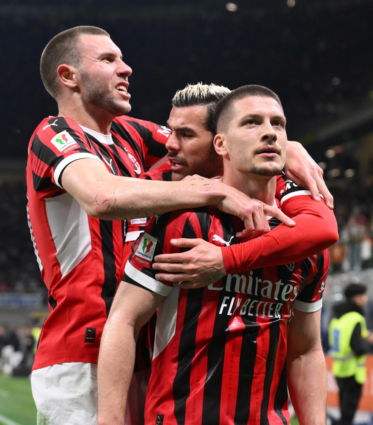 关于AC米兰球员庆祝进球，兴奋不已的信息