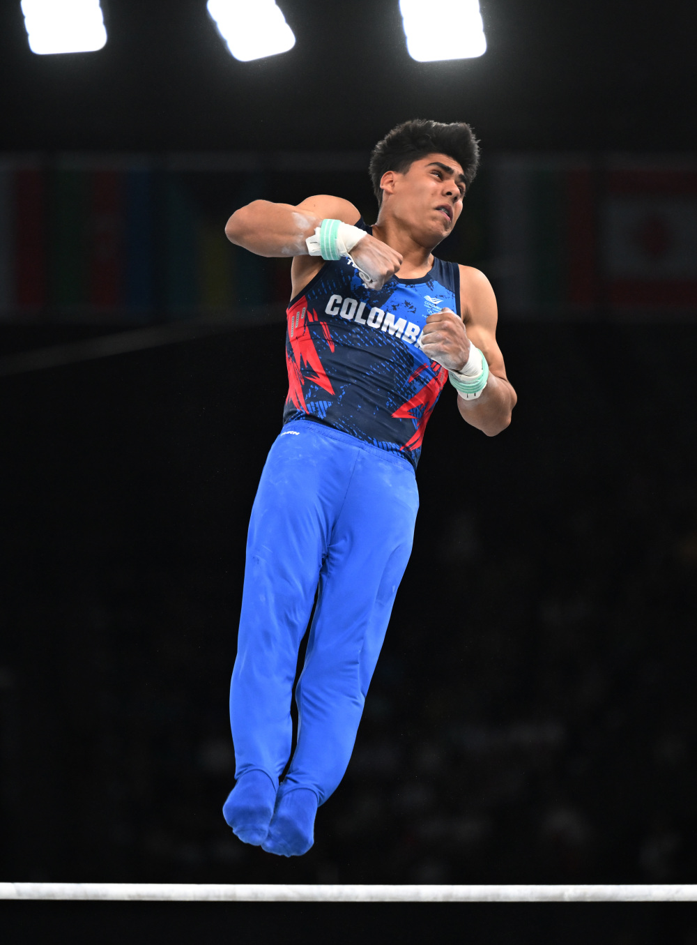 体操男子单杠决赛，日本选手实力出众