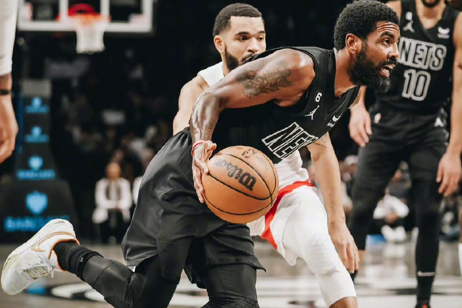 包含猛龙客场击败篮网，积分榜领先扩大的词条