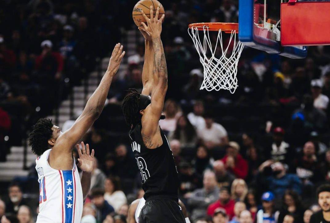 人遭遇连败,恩比德状态低迷 人遭遇连败,恩比德状态低迷