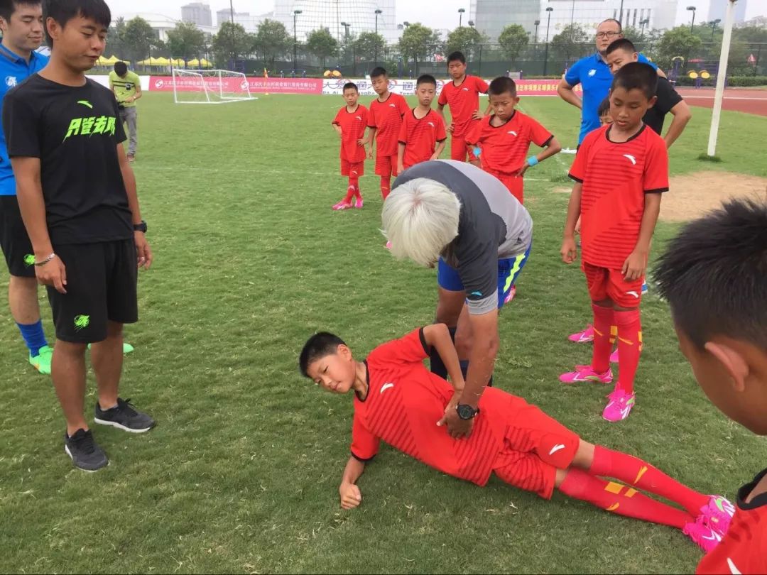 世界足球巨星指导青年队,助力成长 世界足球巨星指导青年队,助力成长