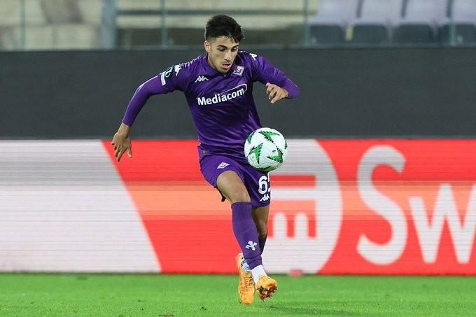 佛罗伦萨签约新后卫，加强后防实力的简单介绍