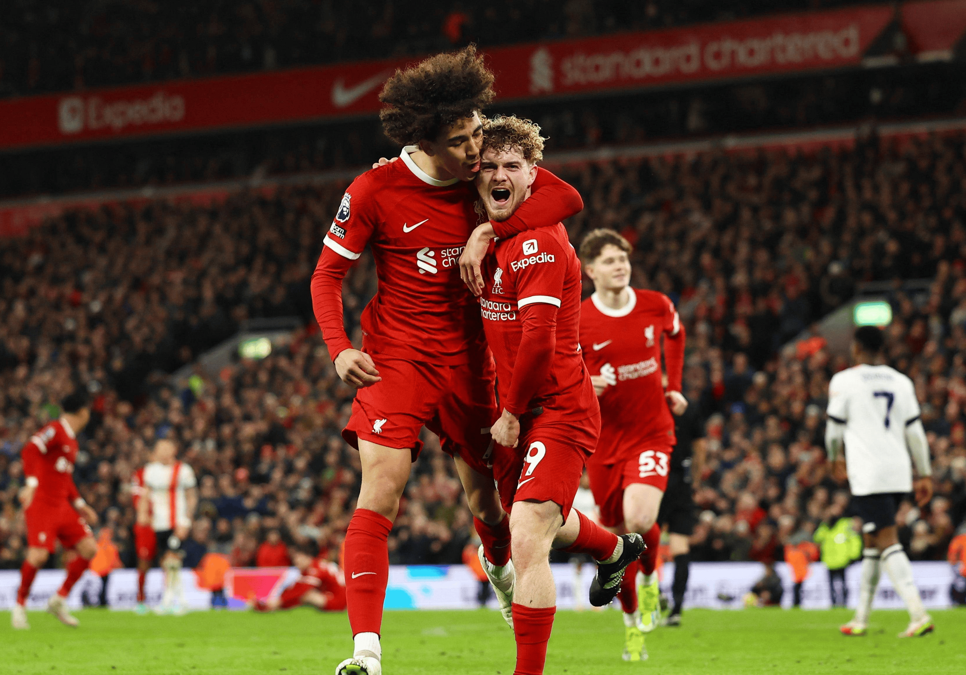 热刺惨败!英超危机四伏引发讨论 热刺惨败!英超危机四伏引发讨论