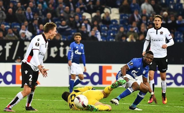 沙尔克04中场组织混乱，需要加强团队配合