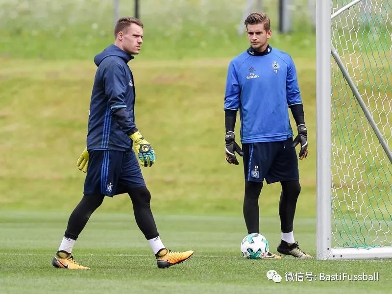 沙尔克04中场组织混乱，需要加强团队配合