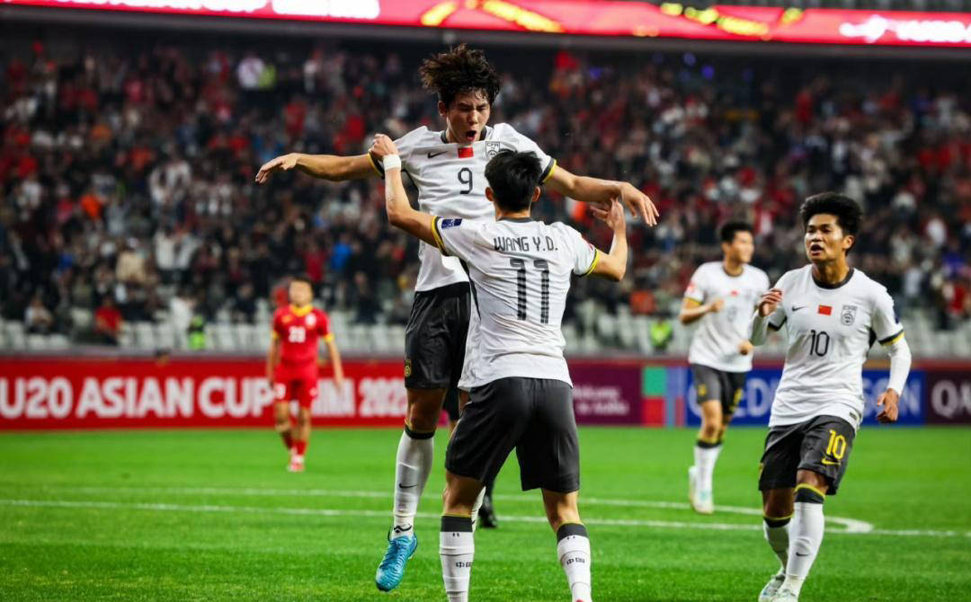 战胜对手，球员全力以赴取得胜利