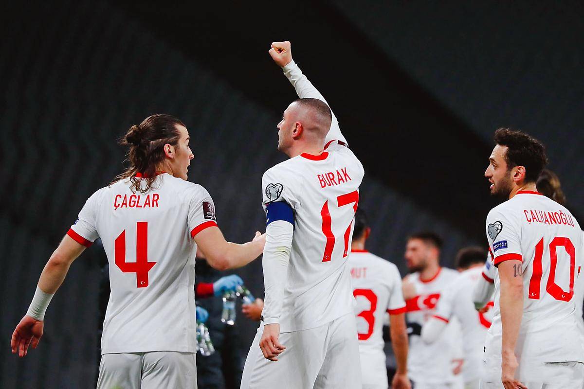 包含阿尔巴尼亚客场不敌希腊，晋级形势严峻的词条