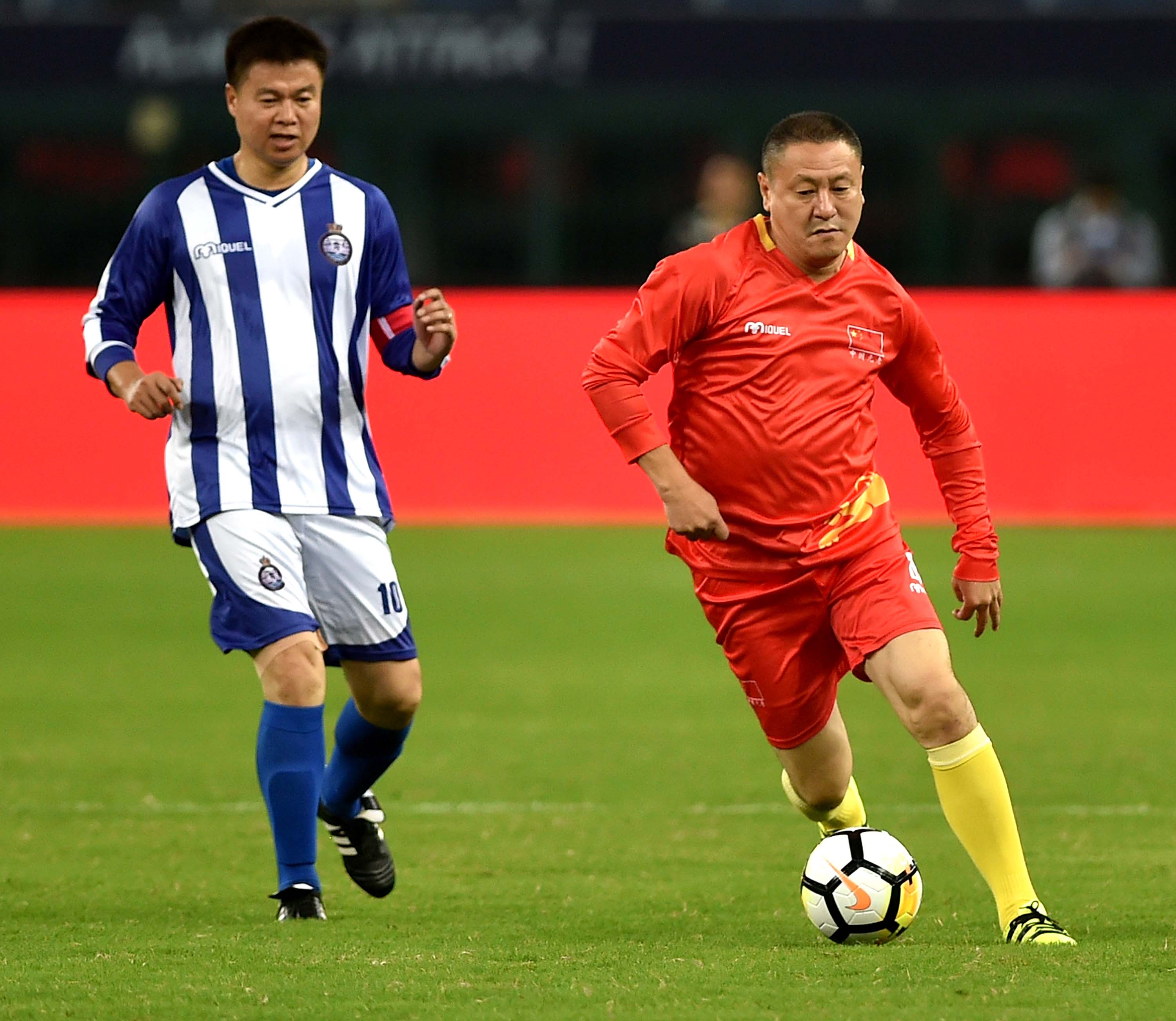 关于足球元老因年龄寿退，退役仪式备受关注的信息