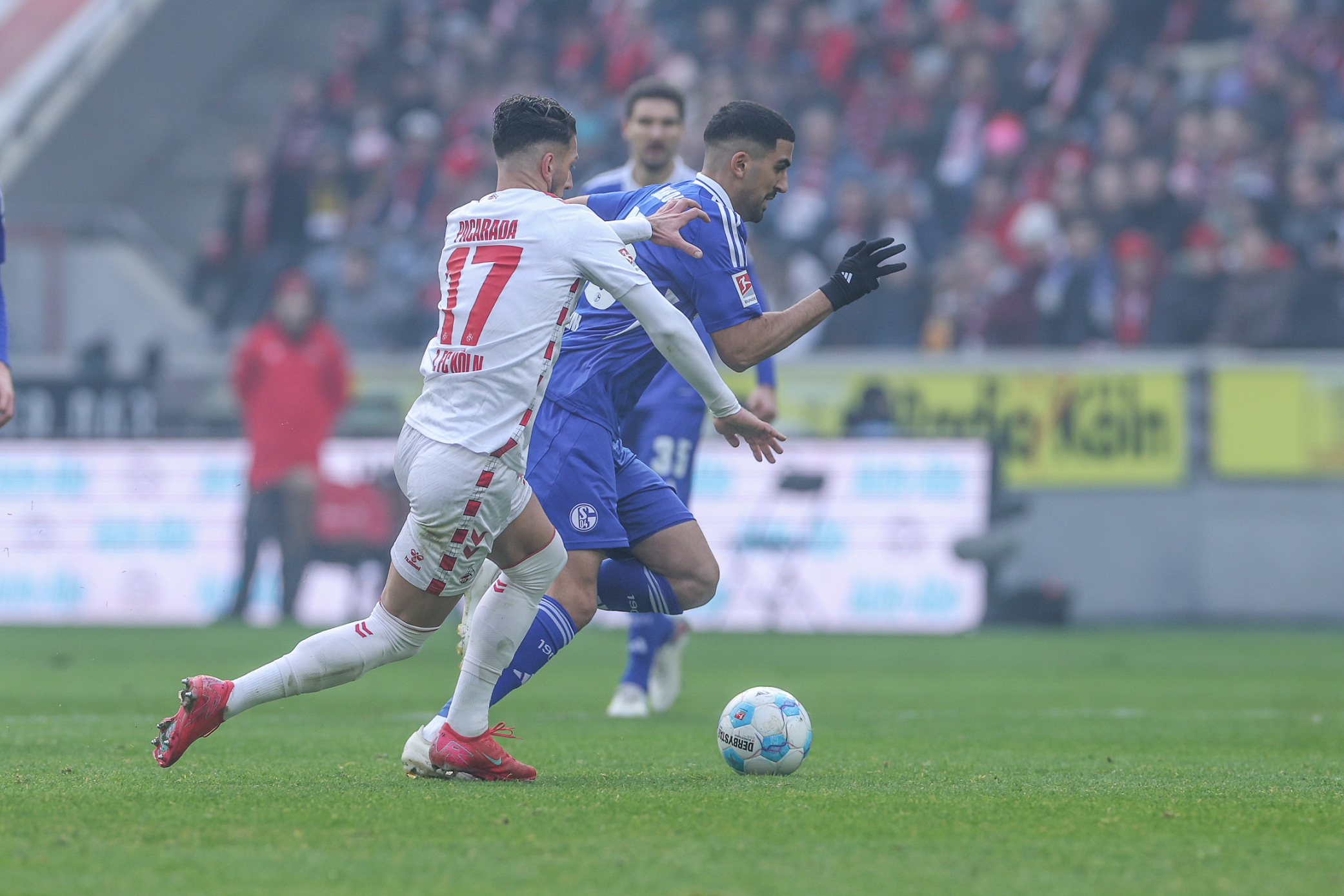 沙尔克04遭遇惨败，主帅备受压力