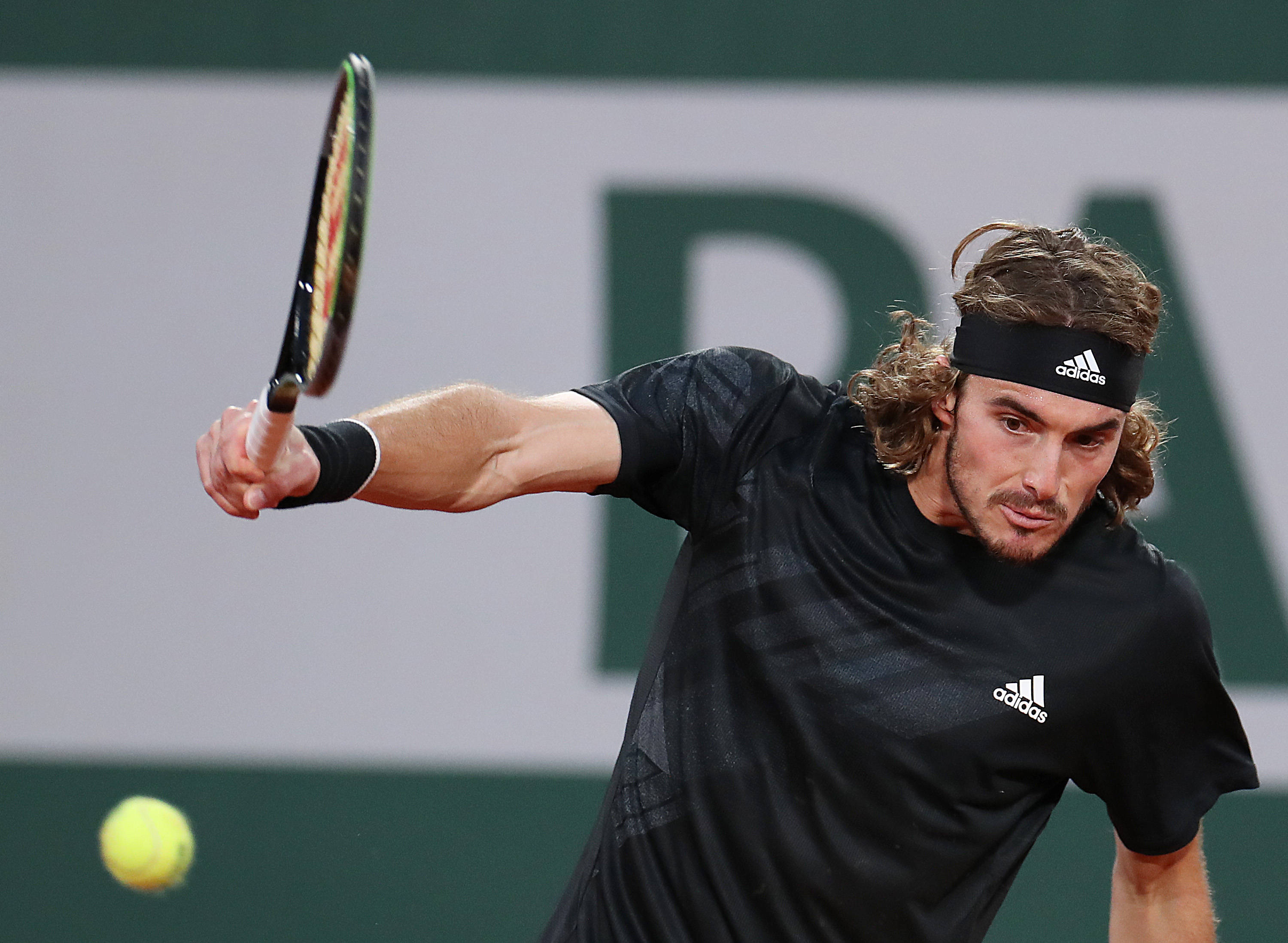 包含日本网球队碾压西班牙网球队，西西帕斯爆发神勇的词条