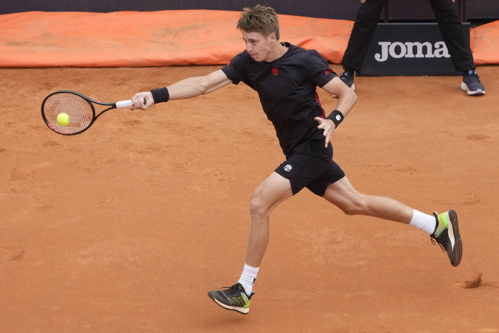 包含日本网球队横扫西班牙网球队，瓦林卡统治全场的词条