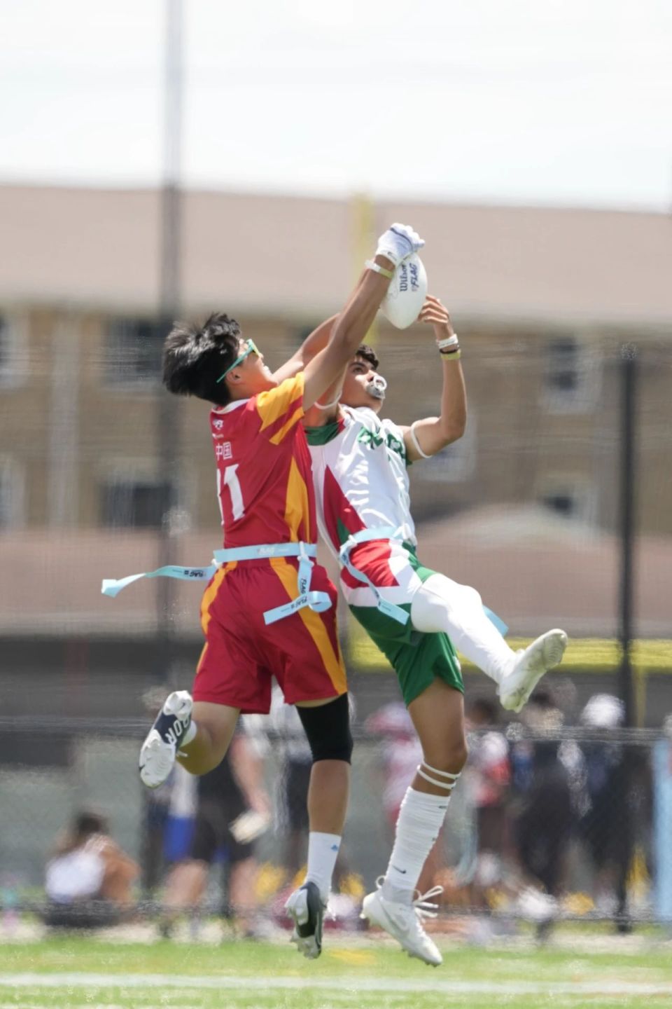 关于橄榄球选手发挥出色，荣膺最佳MVP的信息