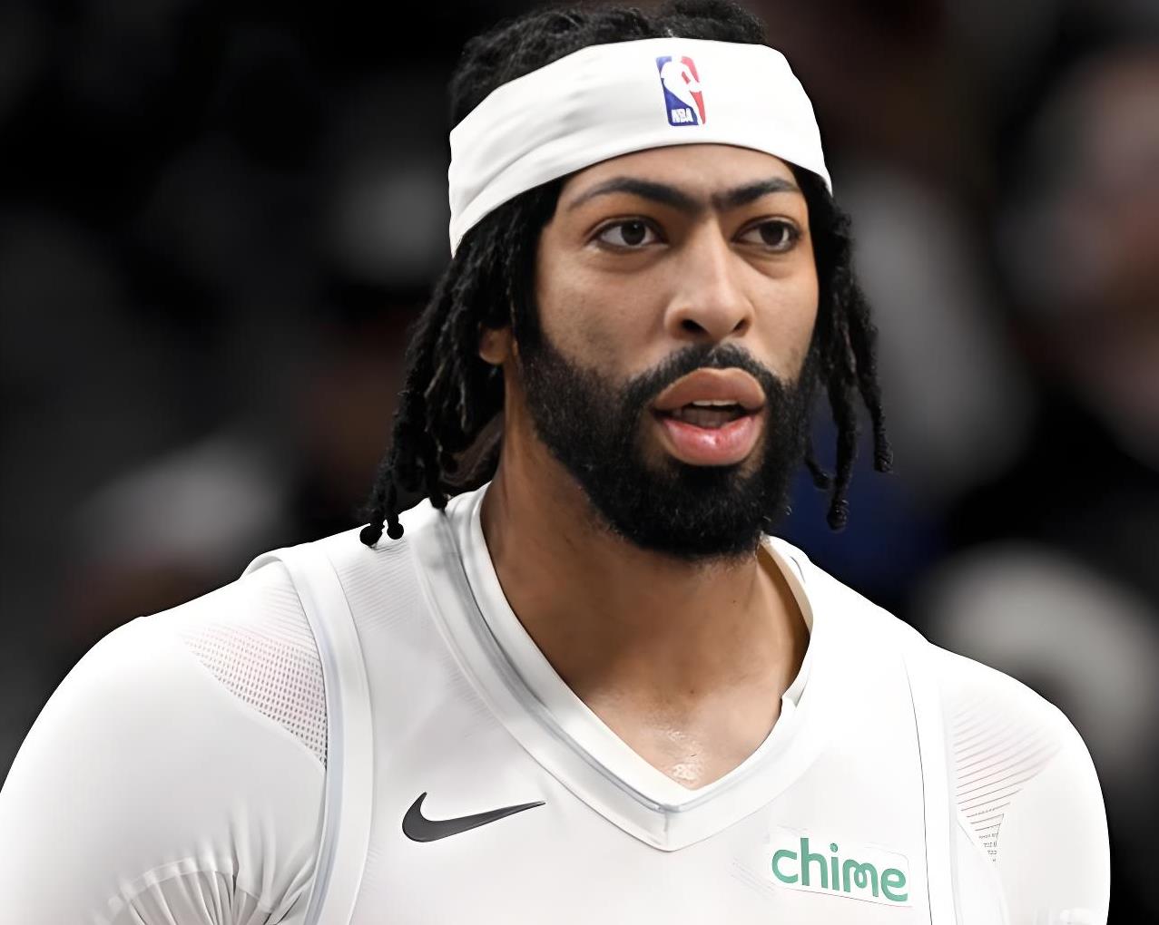 马刺轻取新疆队，浓眉哥统治全场的简单介绍